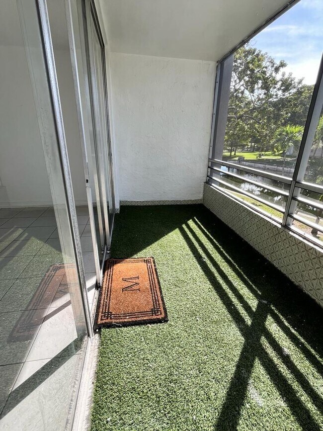 Foto del edificio - 8321 Sands Point Blvd