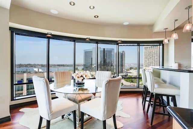Foto del edificio - 200 W Harbor Dr