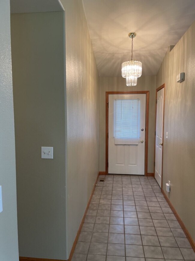 Building Photo - 4 Bed 2.5 Bath Home in Windsor