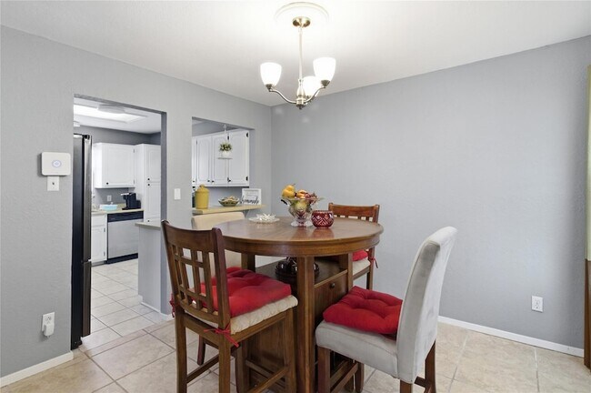 Foto del edificio - 2410 Buttercup Cir