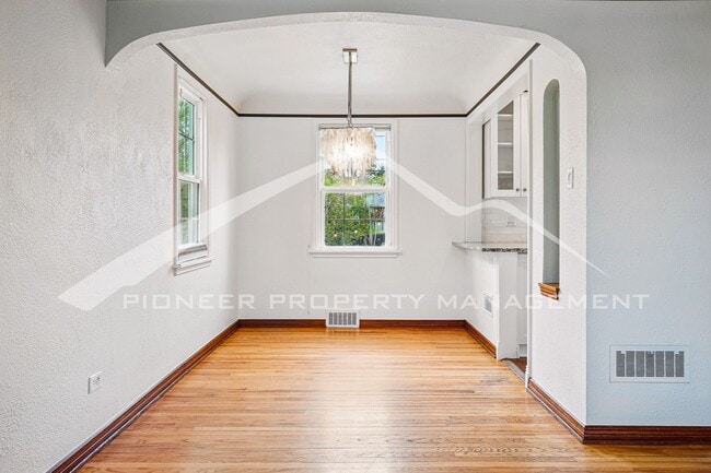 Building Photo - Spacious Home with Washer/Dryer and Centra...