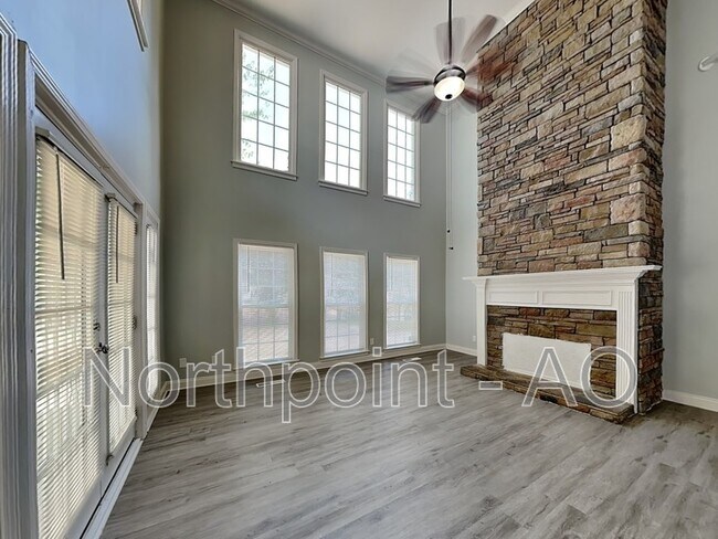Building Photo - 990 Lena St NW