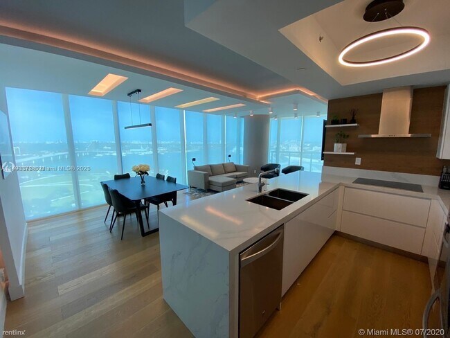 Foto del edificio - 2 br, 2.5 bath Condo - 888 Biscayne Blvd A...