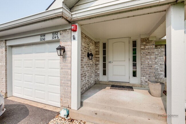 Foto del edificio - 1254 N Streamwood Ln