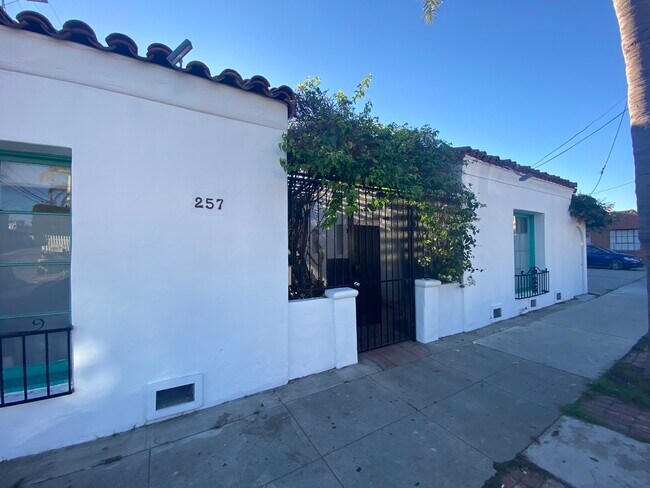 Building Photo - 257 Hampton Dr