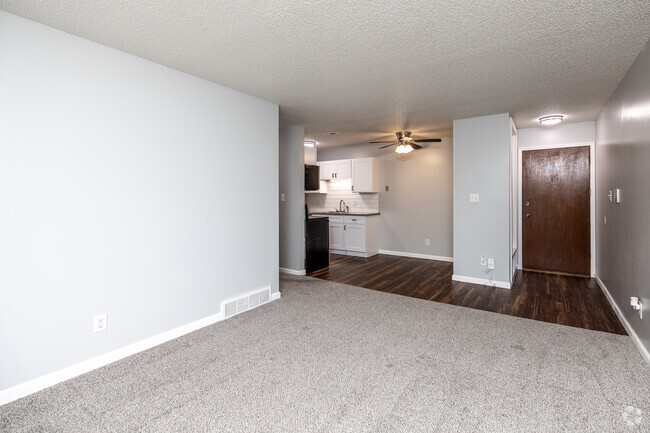 2BR, 1BA - 816 SF - Living Room - Park West