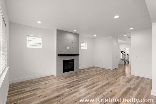 Building Photo - Modern 3 BD* 2.5 BA* Single Family Home in...