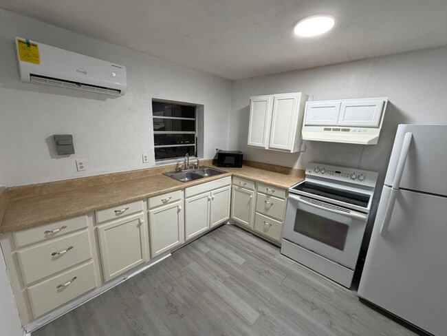 Building Photo - 4015 Silver Sands Rd