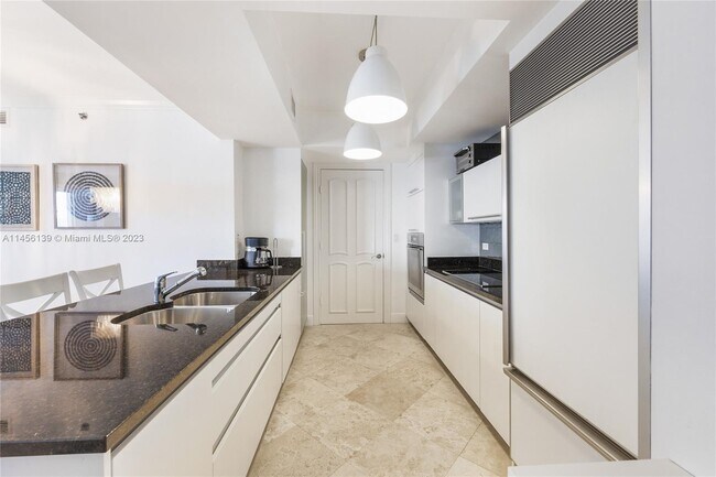 Building Photo - 17201 Collins Ave