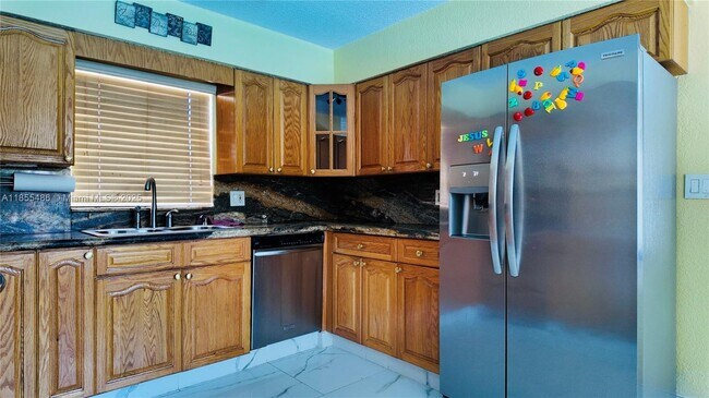 Foto del edificio - 6950 SW 14th St