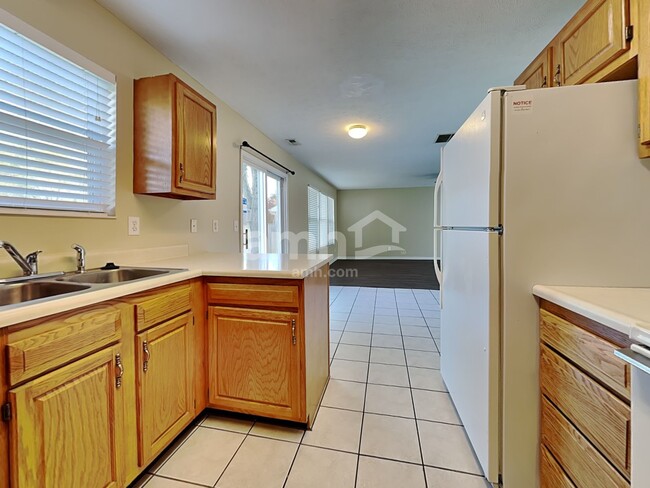 Foto del edificio - 580 Whispering Pines Pl