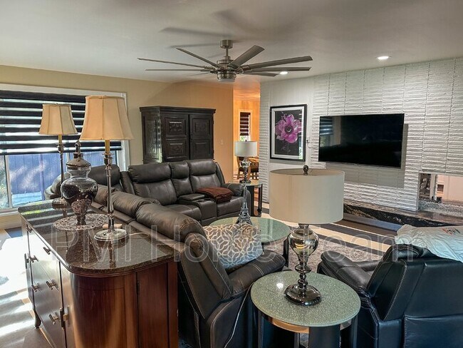 Foto del edificio - 1543 Oakcrest Dr