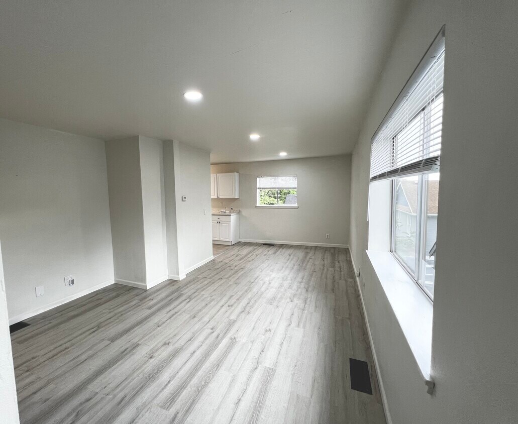 Living Room - 1507 E Alder St