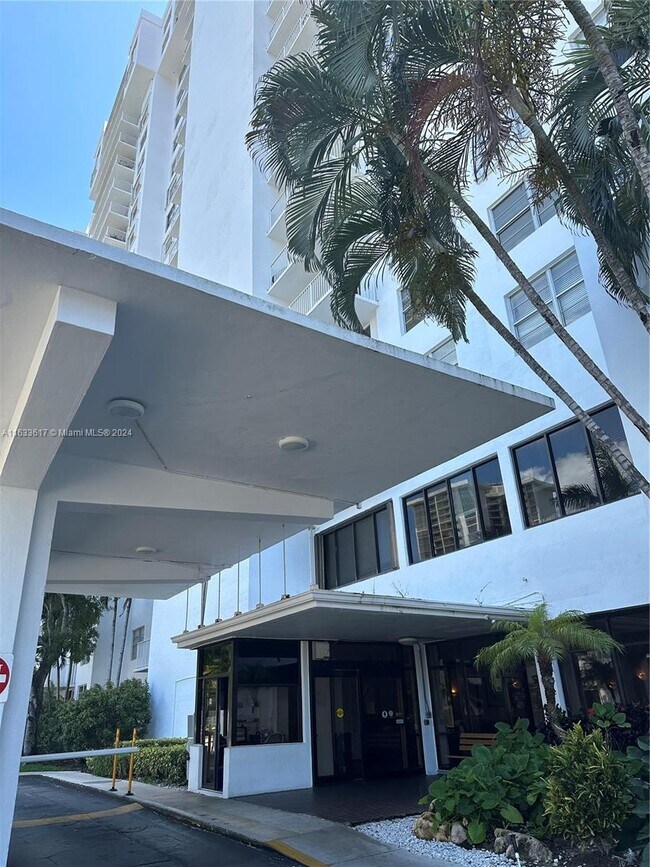 Foto del edificio - 2851 NE 183rd St