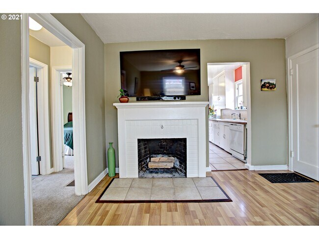 Hogar - 8124 SE Market St