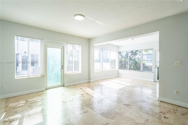 Foto del edificio - 2180 Bay Dr