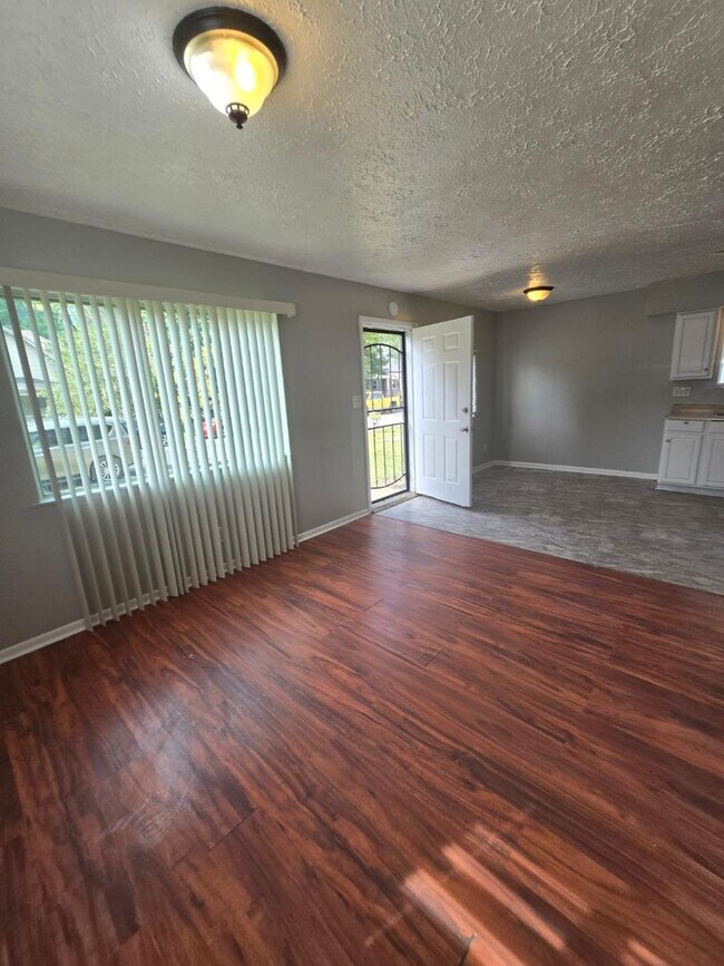 Foto del edificio - Beautiful 3 Bedroom home near West 10th an...