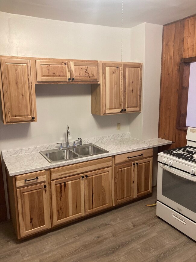 Building Photo - 1436 E 9th St