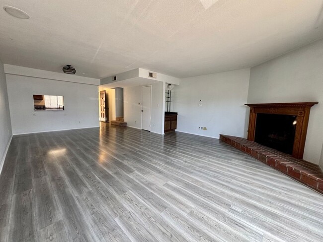 Building Photo - Light and Bright Townhouse-style condo in ...