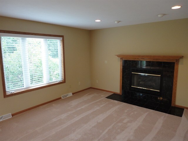 Building Photo - 2455 Emslie Drive