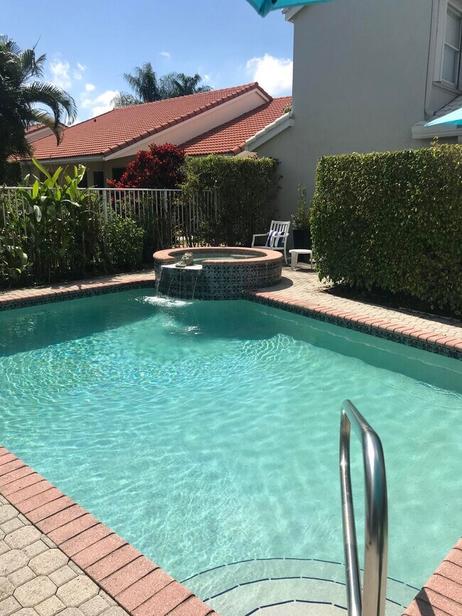 Foto del edificio - 17275 Ventana Dr