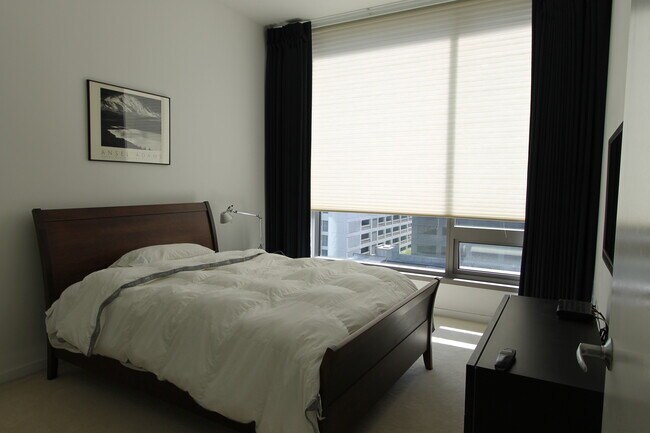 Building Photo - EPIC REA: GORGEOUS 1BD/ 1BA Condo w/ Amazing Views & Fabulous Rooftop