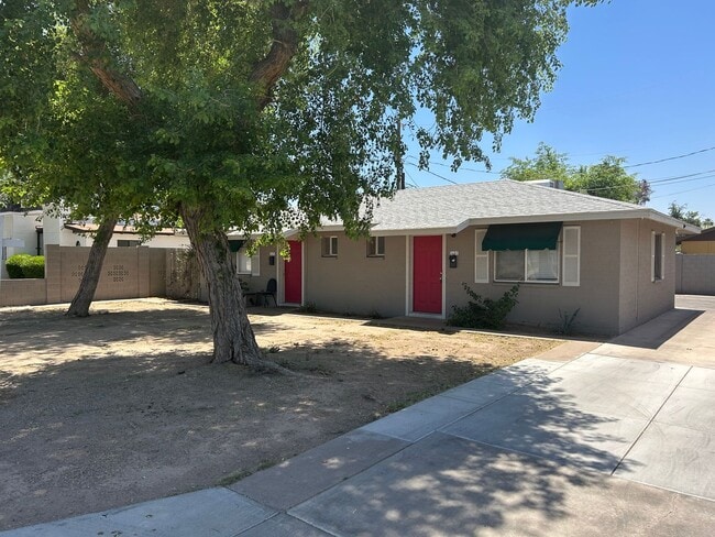 Building Photo - 1 bedroom 1 bathroom with Large Storage Unit!