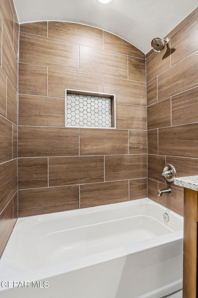 Building Photo - 916 Keenland Ave