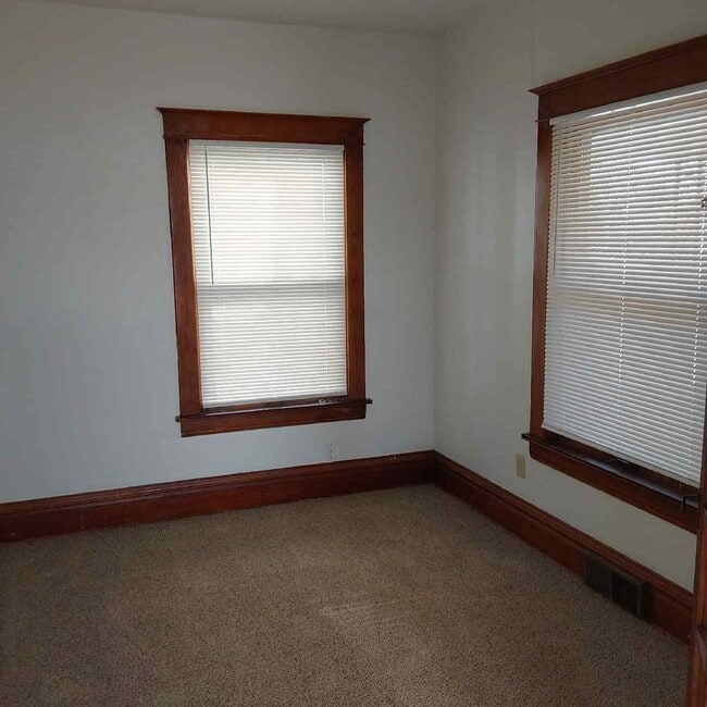 Building Photo - 108 Maple Ave