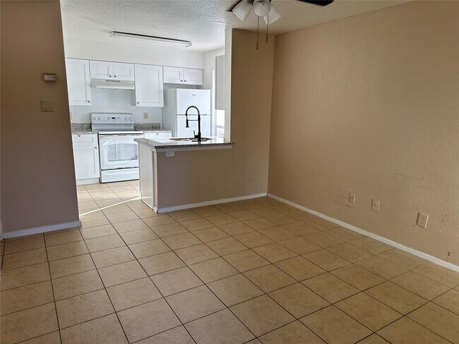 Building Photo - 3900 Woodchase Dr