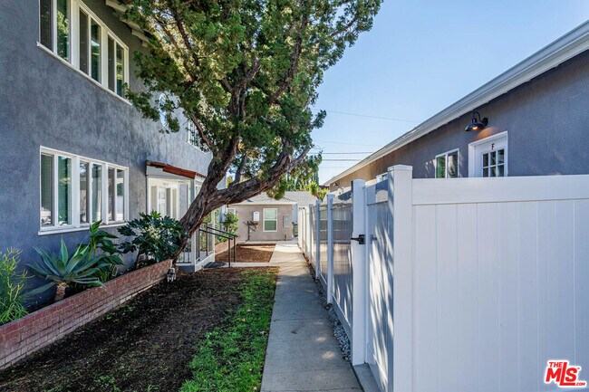 Foto del edificio - 1812 W Glenoaks Blvd