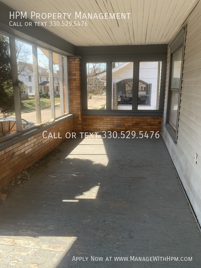 Building Photo - Spacious First Floor Apartment!