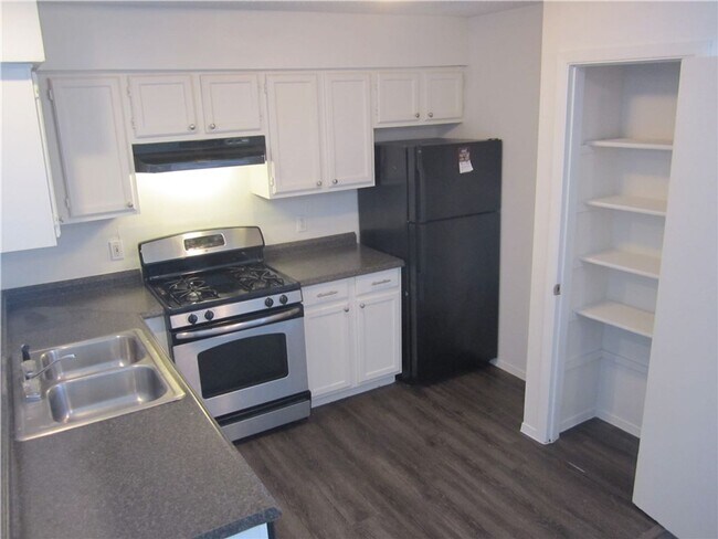 Foto del edificio - 2213 Yellow Jacket Ln