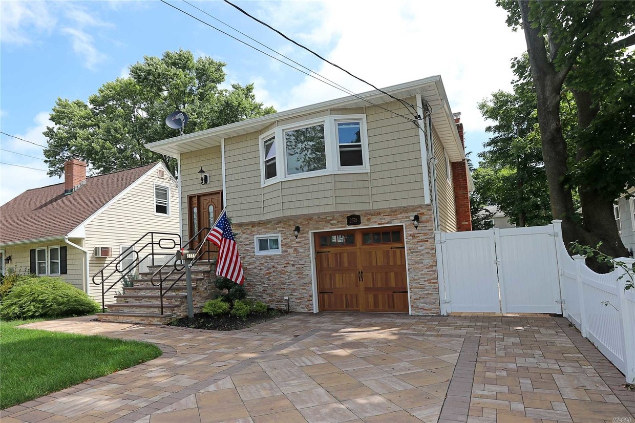 Primary Photo - 2375 Bayview Ave