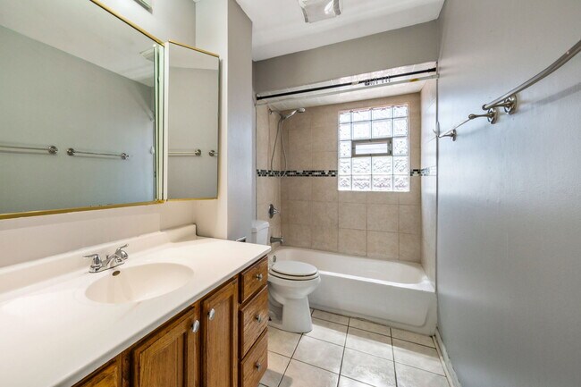 Foto del edificio - 1121 Abbott Ln