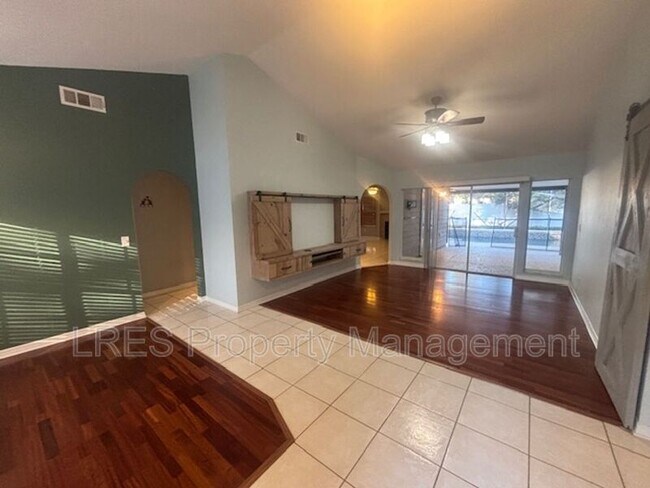 Building Photo - 319 Oak Leaf Cir