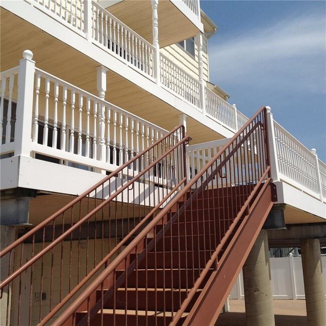 Foto del edificio - 210 Cosey Beach Ave
