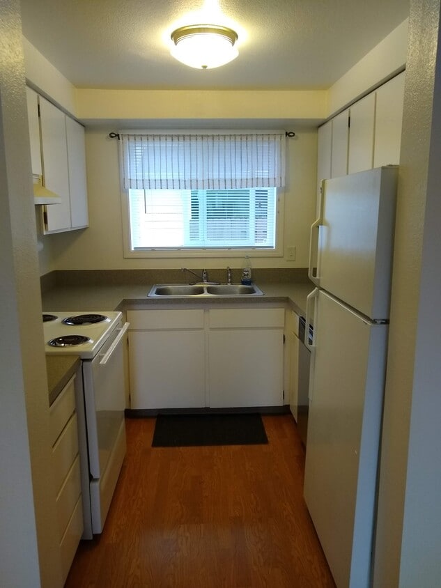 3305 Vittoria Way Unit 17, Newberg, OR 97132 Condo for Rent in