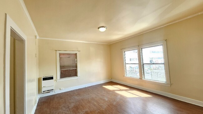 Building Photo - 815 S Lake St