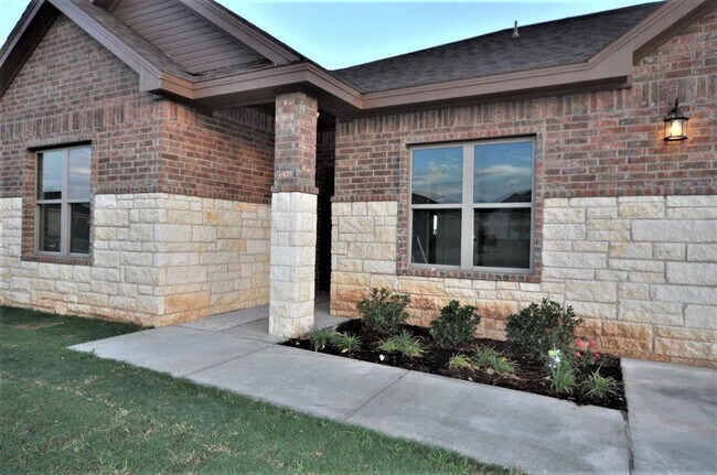 Building Photo - Modern Luxury Living: Elegant 4BR/2BA Have...
