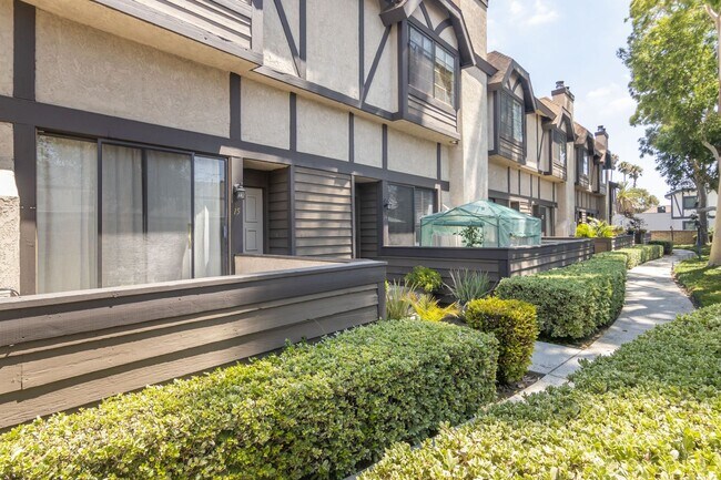 Foto del edificio - Beautifully Renovated 3-Bedroom Townhome i...