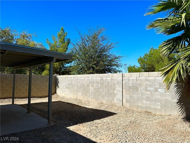 Foto del edificio - 5436 Burkshire Dr