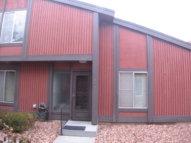 Building Photo - 1155 Lakeside Dr