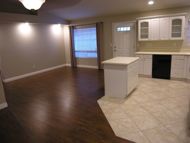 Building Photo - 110 E Ford Ave