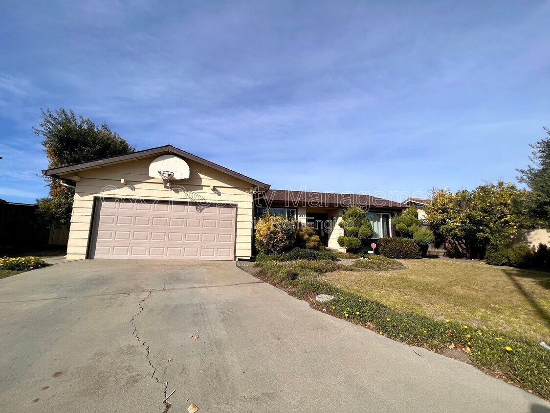 Primary Photo - 1221 La Canada Way