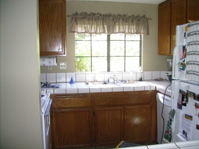 kitchen - 2832 Winthrop Ave