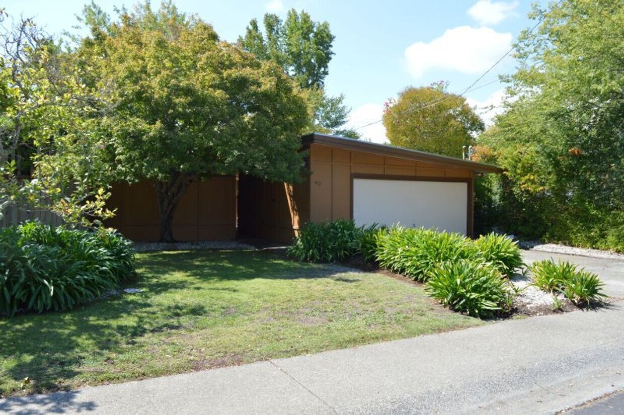 Foto principal - Comfortable Mid Century Modern Home with B...