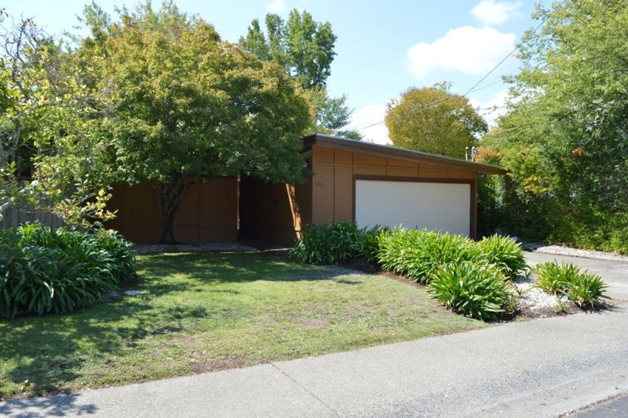 Primary Photo - Comfortable Mid Century Modern Home with B...