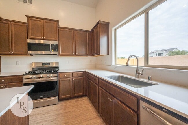 Building Photo - 352 N Millard Ave