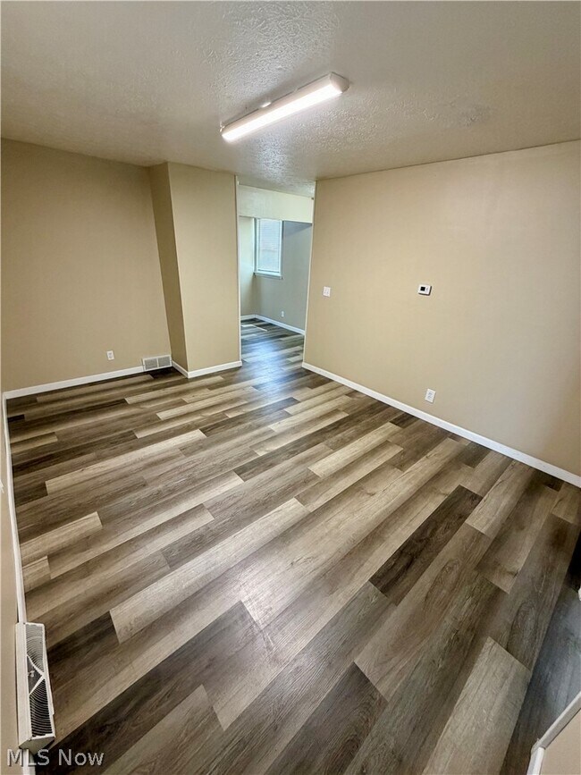 Foto del edificio - 112 N Clover Ave
